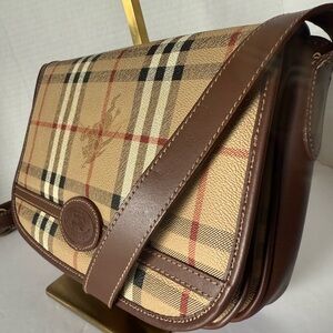 AUTHENTIC/VINTAGE BURBERRY NOVA CHECK LEATHER HANDBAG/SHOULDER BAG.